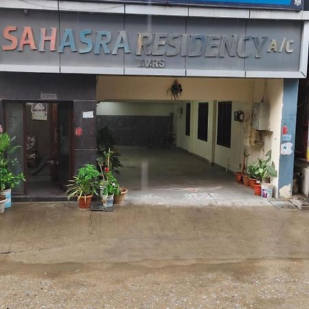 Hotel Sahasra - Opposite To Srinivasam Complex And Walkable Distance From Bus Station ตีรูปาติ ภายนอก รูปภาพ